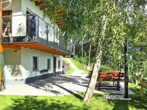 a building with a balcony and a wooden bench at Attraktives Ferienhaus mit Balkon in Kaltennordheim