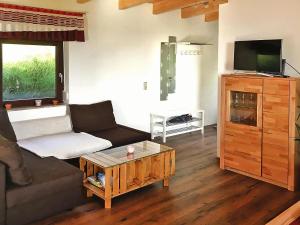 a living room with a couch and a coffee table at Attraktives Ferienhaus mit Balkon in Kaltennordheim