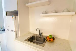 A kitchen or kitchenette at windmills suite by opus