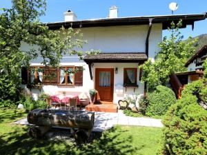 ein Haus mit einem Tisch und Stühlen im Hof in der Unterkunft Ziegler 2 Modern retreat in Berchtesgaden