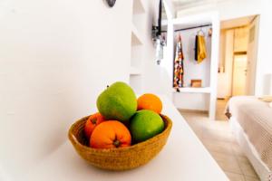 una cesta de fruta en una barra en una habitación en windmills suite by opus en Mykonos