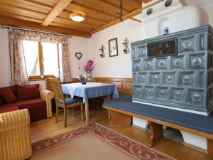 sala de estar con chimenea y mesa en Ziegler 2 Modern retreat en Berchtesgaden