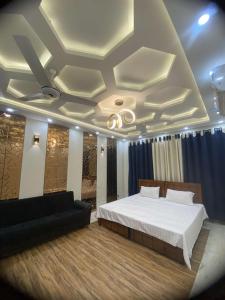 1 dormitorio con 1 cama y 1 sofá en InTown Guesthouse, en Islamabad