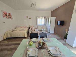 een woonkamer met een tafel met borden erop bij Bellamar Apartments Kastav - Opatija in Kastav