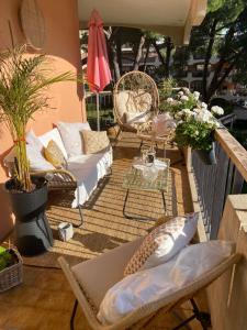 balcón con sofá, sillas y mesa en Bel appartement en résidence avec 3 piscines, en Mandelieu-la-Napoule