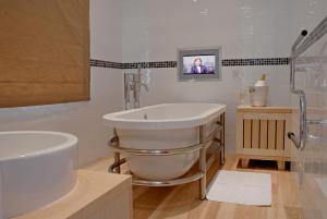 A bathroom at Antoinette Hotel Wimbledon