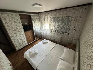 Un pat sau paturi într-o cameră la Nicoreb apartament