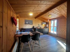 a kitchen and dining room with a table and chairs at Hengifosslodge Skáldahús in Egilsstadir
