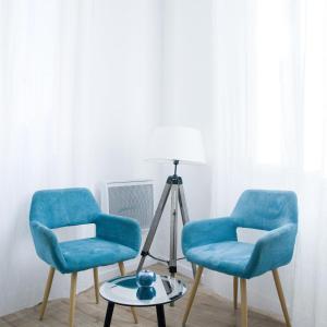 2 blaue Stühle und ein Tisch in einem Zimmer in der Unterkunft T2 à 5 min de la GARE , CENTRALE et LUMINEUX in Marseille