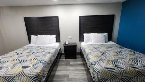 Postel nebo postele na pokoji v ubytování Scottish Inn & Suites