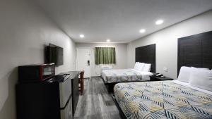 Postel nebo postele na pokoji v ubytování Scottish Inn & Suites