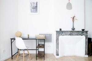 ein Wohnzimmer mit einem Schreibtisch und einem Stuhl in der Unterkunft T2 à 5 min de la GARE , CENTRALE et LUMINEUX in Marseille