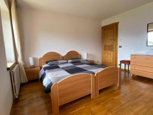 sypialnia z dużym łóżkiem w pokoju w obiekcie Appartamento da Romano - nel cuore delle Dolomiti w mieście Danta