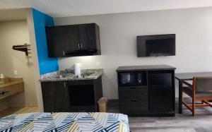 Kuchyň nebo kuchyňský kout v ubytování Scottish Inn & Suites