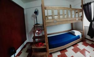 เตียงสองชั้นในห้องที่ Hostel Casa Verde, Tela Atlantida.