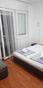 a bed in a room with a window and a bedvisor at Apartman Petar Banja Koviljača in Banja Koviljača