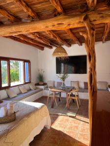 un soggiorno con letto e tavolo di Villa Cala Xuclar a Portinatx