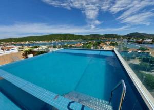 une piscine sur le toit d'un immeuble avec vue dans l'établissement Flat 426 comodidade na Passagem em Cabo Frio, à Cabo Frio