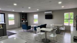 TV a/nebo společenská místnost v ubytování Scottish Inn & Suites