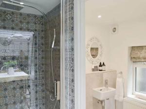 Granby Cottage, Peak District National Park في تيديسويل: حمام مزود بدش ومغسلة +35 صورة