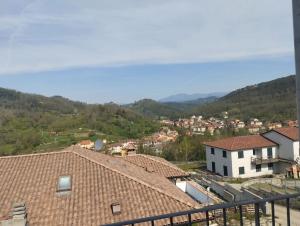 vista su una città con case e montagne di La Collina a Riccò del Golfo di Spezia