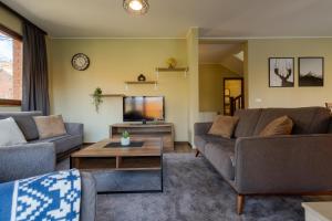 sala de estar con 2 sofás y TV en Cozy Villa in Brezovica, en Brezovica
