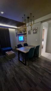 een woonkamer met een tafel en een bank bij Apartman Premier 32 Milmari in Kopaonik