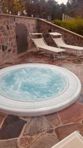 einen Whirlpool mit 2 Stühlen und einem Tisch in der Unterkunft Zamek Łeba Resort & Spa in Łeba