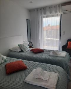 een hotelkamer met 2 bedden en handdoeken erop bij Casa do Abade - Country House in Viseu