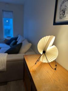 einen Ventilator auf einem Tisch im Wohnzimmer in der Unterkunft Modern luxury apt downtown in Reykjavík