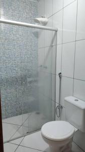 Caratinga的住宿－Acomodação paraju-apartamento em caratinga，一间带卫生间和玻璃淋浴间的浴室