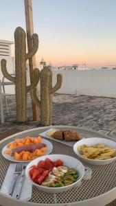 une table avec deux assiettes de nourriture au-dessus d'une table dans l'établissement AL CASA GRANDE, à Olhão