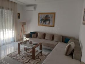 uma sala de estar com um sofá e uma mesa em VIP Tunisia em La Goulette