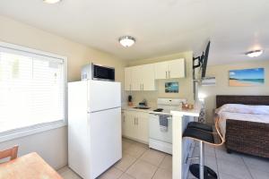 A cozinha ou cozinha compacta de Waimanalo Beach Cottages