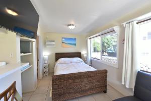 Cama ou camas em um quarto em Waimanalo Beach Cottages