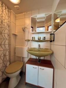 bagno con lavandino e servizi igienici di Dions Rooms a Norderney