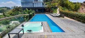 una piscina con sedie e un edificio di MURAT HOTEL a Guatapé