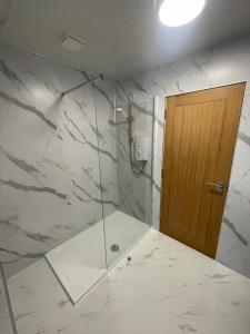 ein Bad mit einer Dusche und einer Glastür in der Unterkunft Crannach House in Ballater