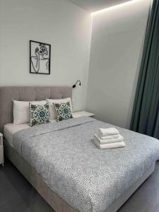 Postel nebo postele na pokoji v ubytování Cozy apartment in a new building apartment 5 + 14 fotografií