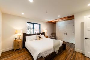 sypialnia z dużym łóżkiem i oknem w obiekcie Horsefeathers Hotel w mieście Hood River