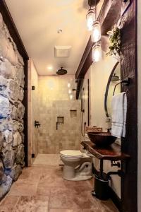 W łazience znajduje się umywalka, toaleta i prysznic. w obiekcie Horsefeathers Hotel w mieście Hood River