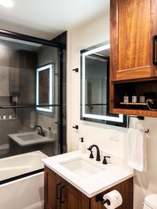 W łazience znajduje się umywalka, lustro i wanna. w obiekcie Horsefeathers Hotel w mieście Hood River