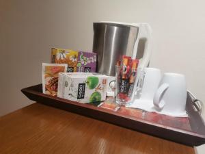 Příslušenství pro přípravu čaje a kávy v ubytování VILI APARTMENTS STAR DOJRAN