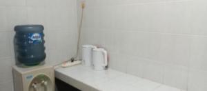 ein Badezimmer mit einer Theke mit einem blauen Mixer in der Unterkunft New KAMI Homestay in Banyuwangi