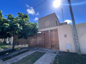 een huis met een houten hek aan de zijkant bij Casa para 4 personas en San Pedro in San Pedro