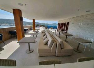 uma sala de estar com um sofá e mesas e a água em Flat 428 no centro de Cabo Frio a 700m da praia em Cabo Frio