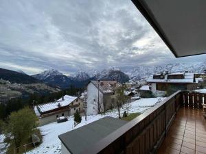 einen Balkon mit Blick auf die schneebedeckten Berge in der Unterkunft Appartamento da Fabio - nel cuore delle Dolomiti in Danta