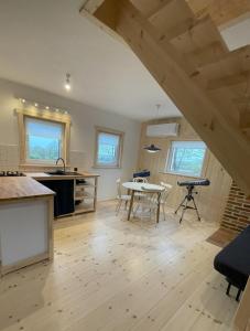 a kitchen and dining room with a table and chairs at Astroturystyka Izeria in Leśna