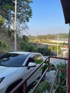 um carro estacionado na berma de uma estrada em Cozy Cabin in Santa Tecla, 25 mins from surf city em Nueva San Salvador