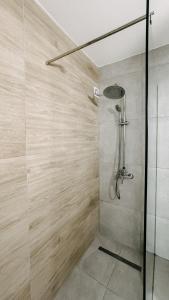um chuveiro com uma porta de vidro na casa de banho em WAKE UP BY THE SEA FLATS em Protaras